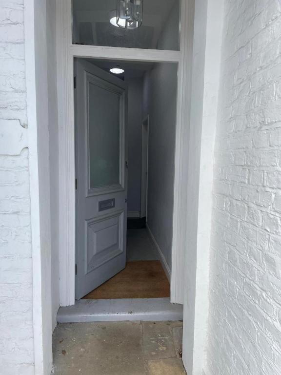 Splendid 2 Bed Flat With Private Terrace In Wimbledon - 2 The Queens Apartamento Londres Exterior foto