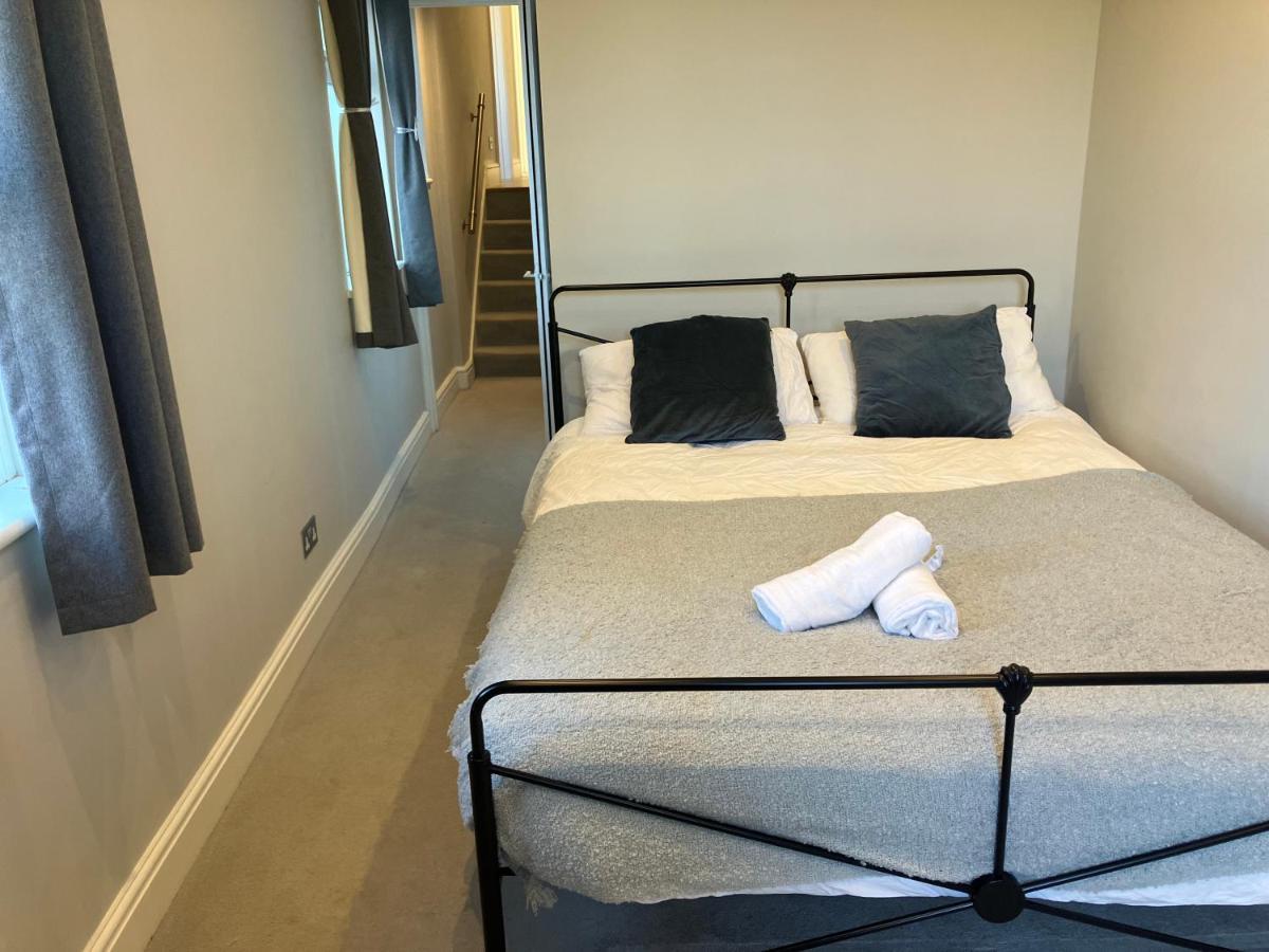 Splendid 2 Bed Flat With Private Terrace In Wimbledon - 2 The Queens Apartamento Londres Exterior foto