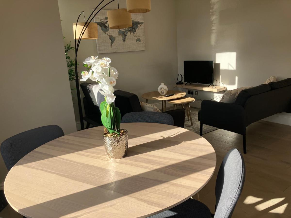 Splendid 2 Bed Flat With Private Terrace In Wimbledon - 2 The Queens Apartamento Londres Exterior foto