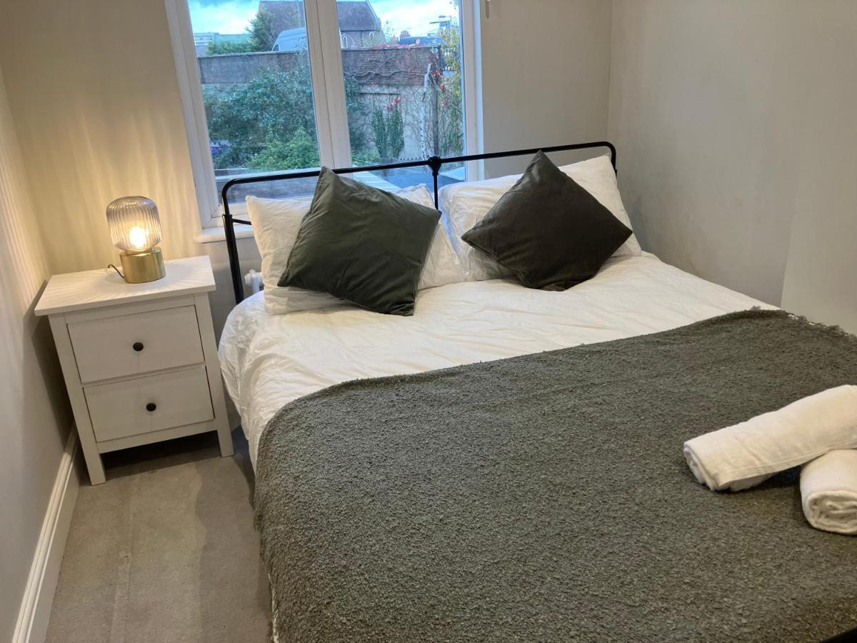 Splendid 2 Bed Flat With Private Terrace In Wimbledon - 2 The Queens Apartamento Londres Exterior foto
